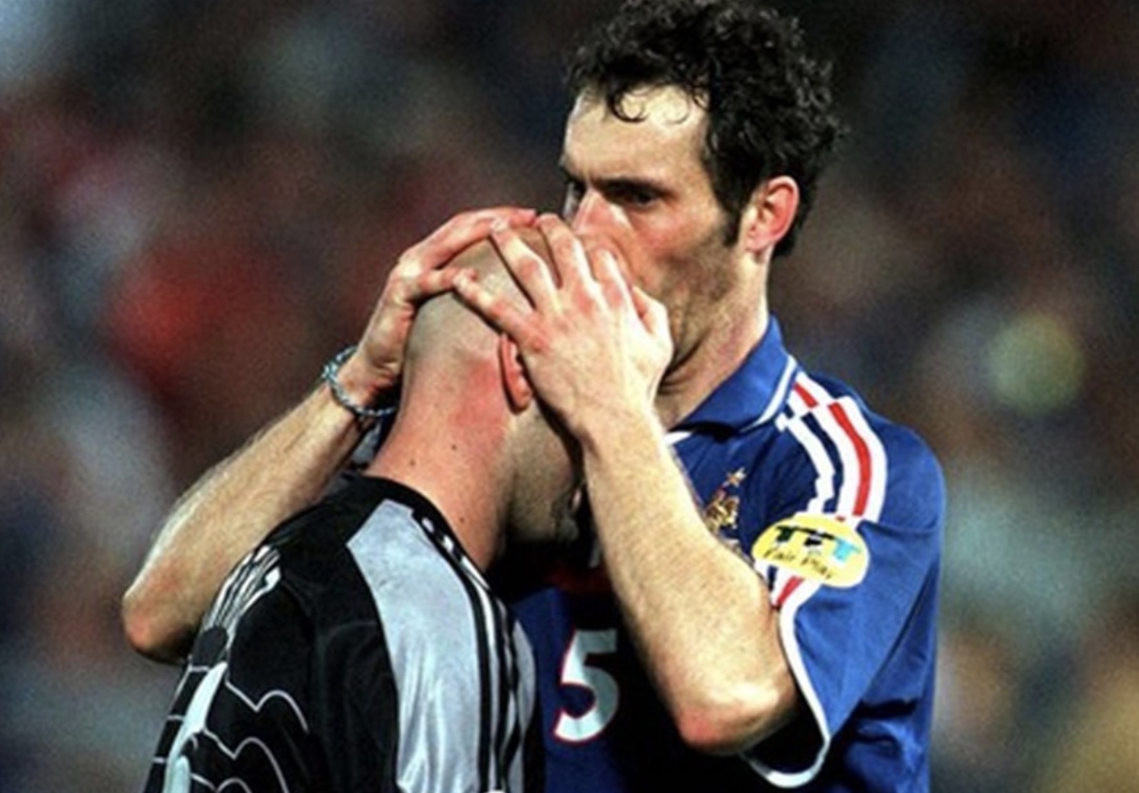 Hon dong doi va nhung thoi quen ky la cua cau thu hinh anh