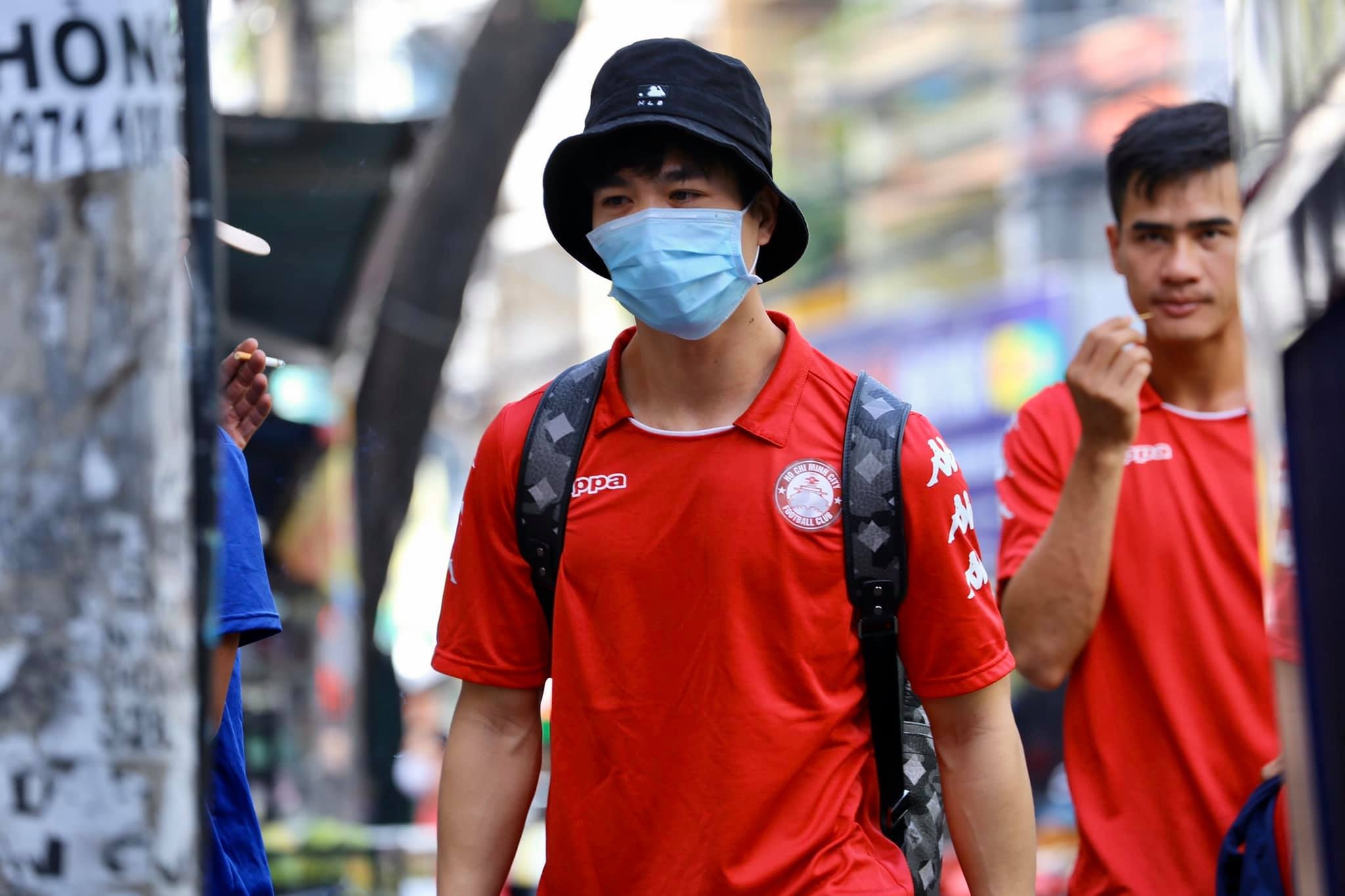 quang hai va cong phuong anh 4