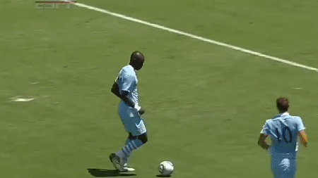 Balotelli va pha bong cot nha khien HLV Mancini chui the hinh anh