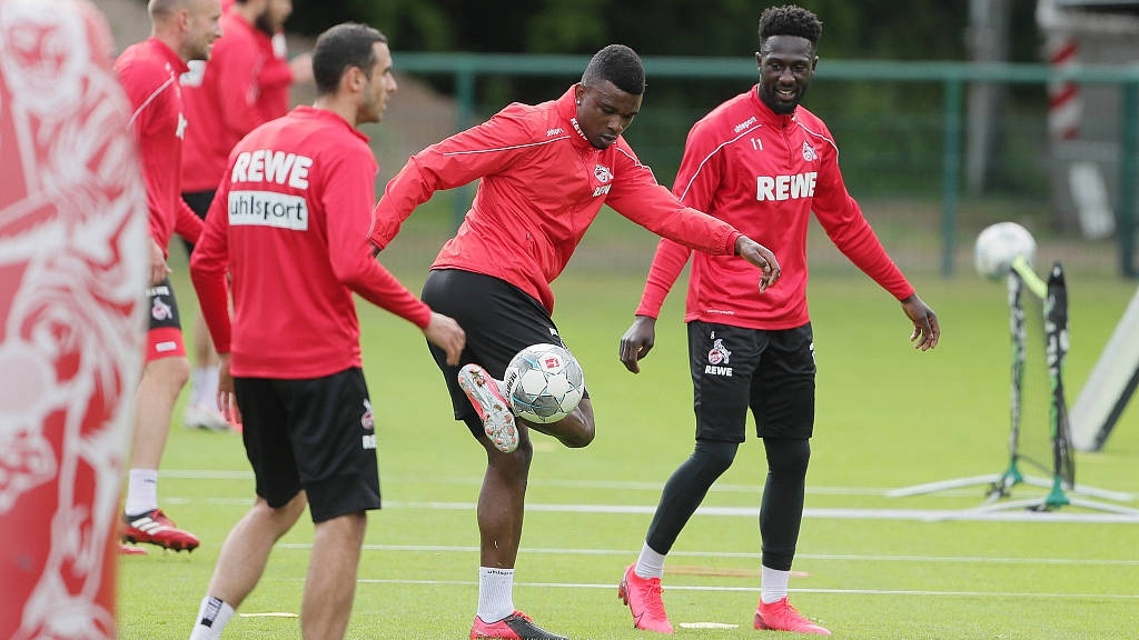 Doi bong Duc van tap luyen bat chap viec 3 cau thu nhiem benh hinh anh