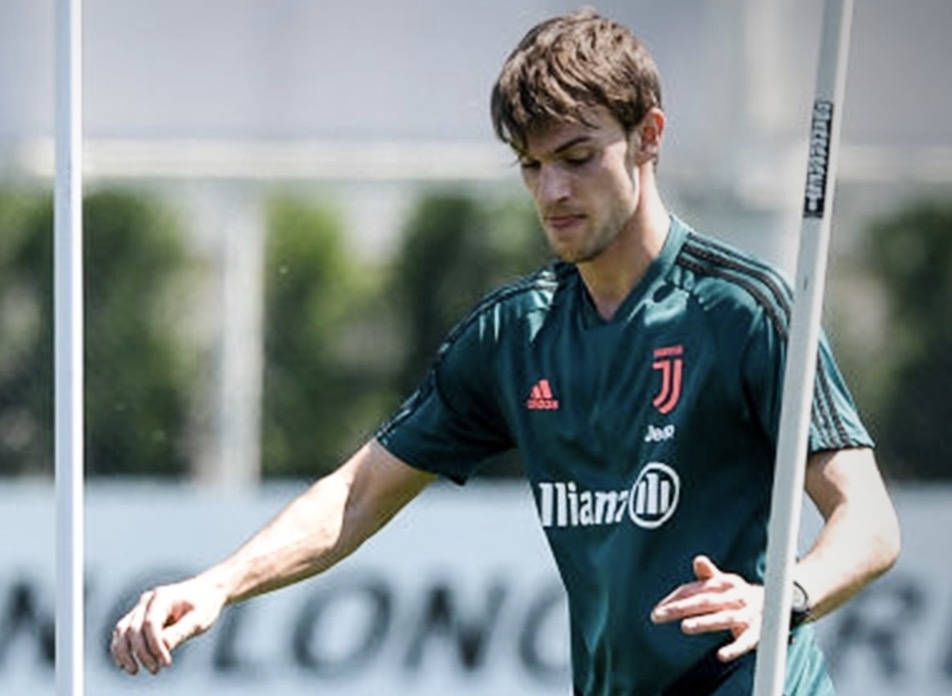 Cau thu Serie A dau tien nhiem Covid-19 tro lai tap luyen hinh anh