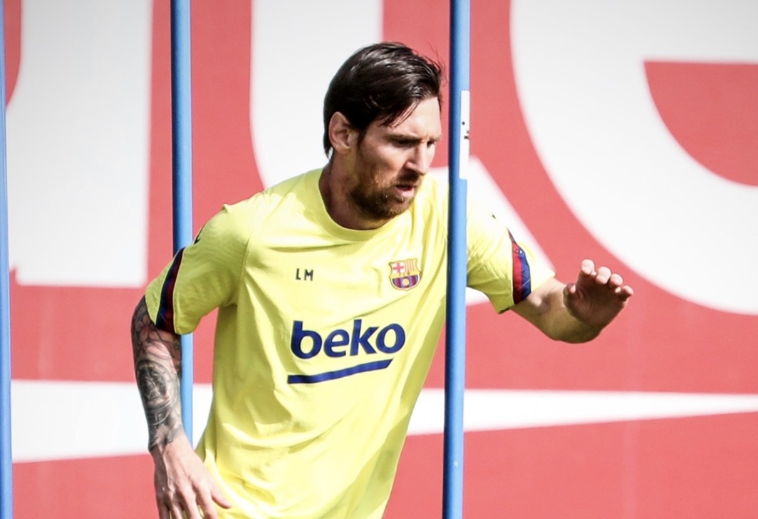 Messi giu khoang cach voi dong doi trong buoi tap dau sau dich hinh anh