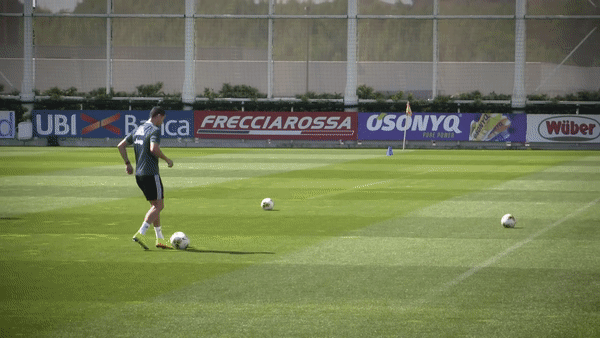 Ronaldo bieu dien ky thuat dua bong vao ro bang chan hinh anh