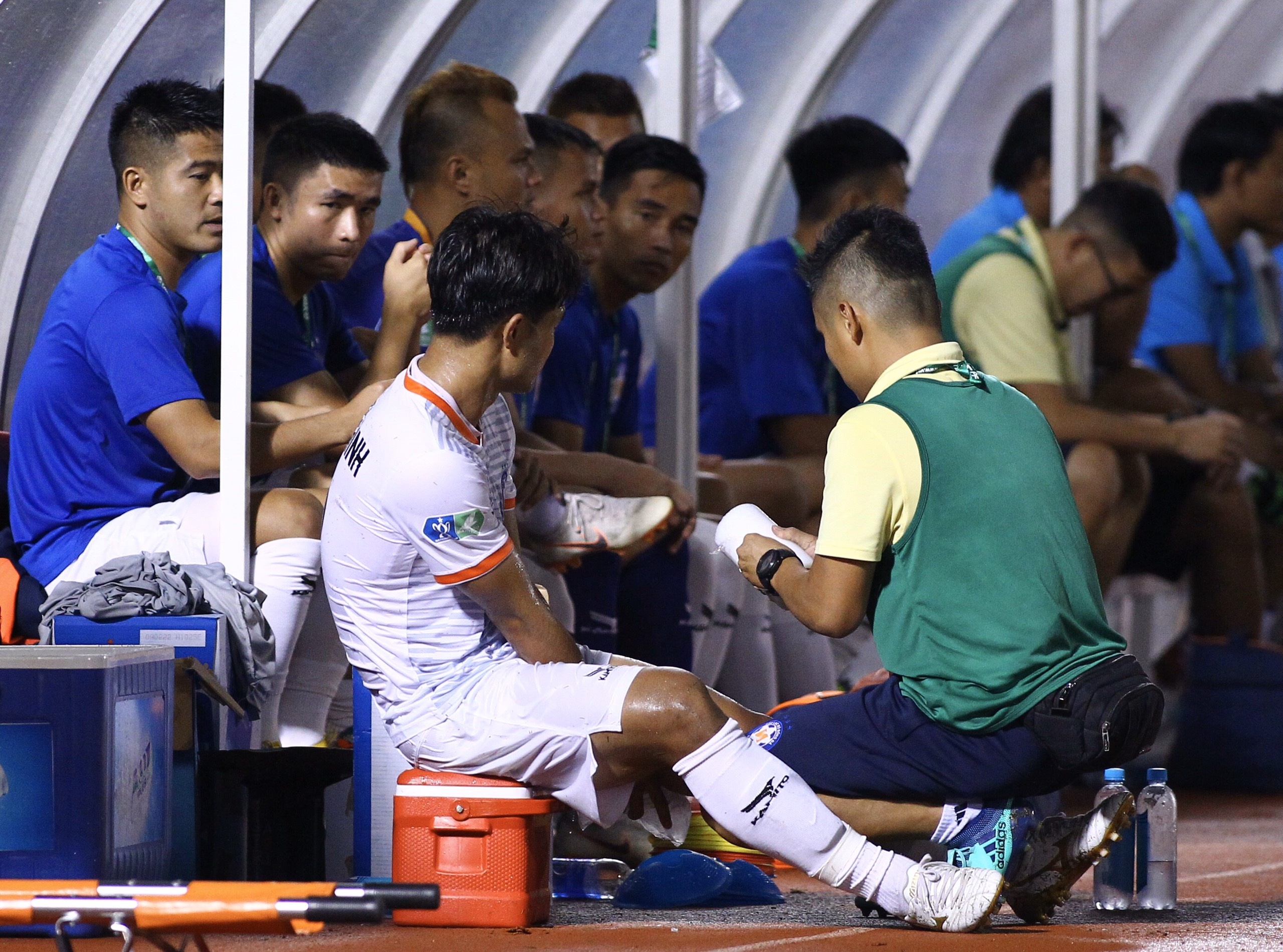 đức chinh chấn thương ảnh 2 duc chinh chan thuong anh 2