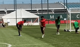 Lingard chan nan vi De Gea qua xuat sac trong buoi tap cua MU hinh anh