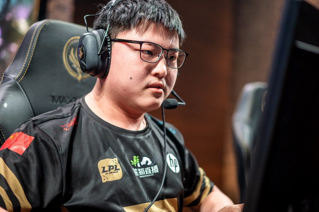 Sao LMHT Trung Quoc: 'Tay toi nhu o do tuoi 40-50' hinh anh