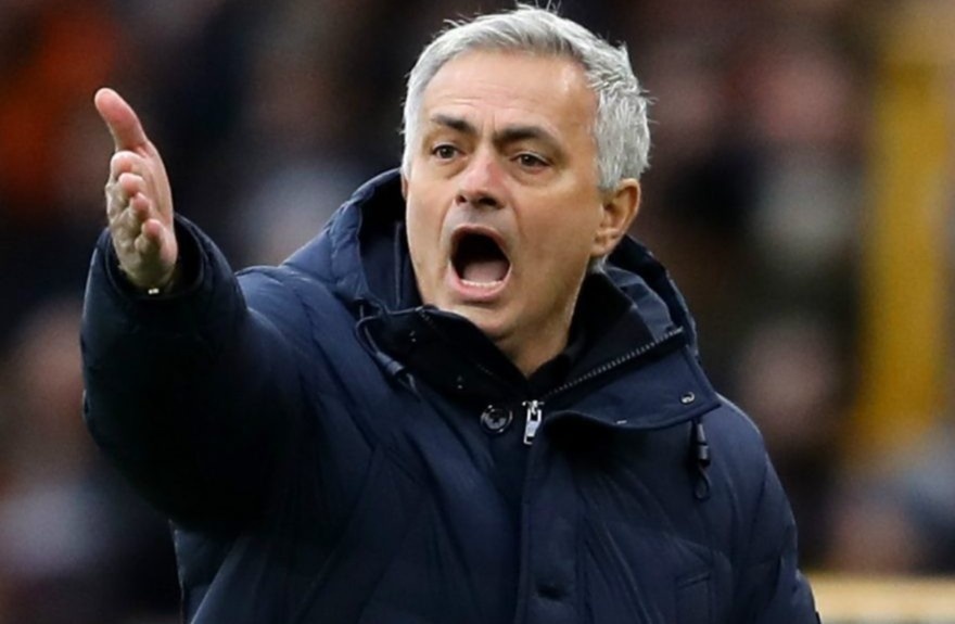 Hoc tro bi cam ra san o tran gap MU, HLV Mourinho phan doi FA hinh anh