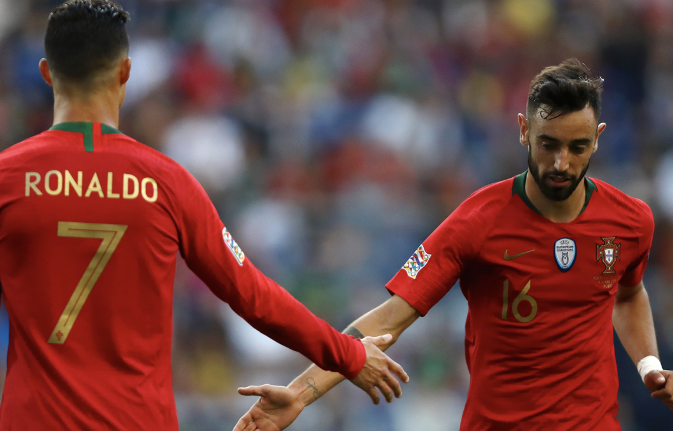 Fernandes vao top cau thu hay nhat the gioi hinh anh