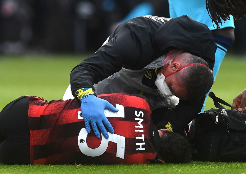 Cau thu Bournemouth nam bat dong sau va cham manh tren khong hinh anh