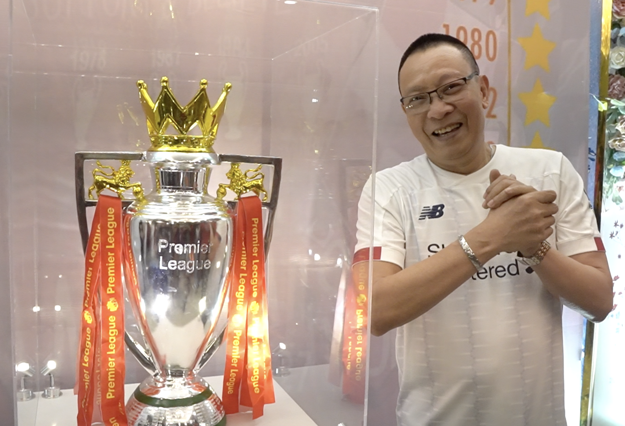 Nha bao Lai Van Sam che nhac cua The Beatles de hat cung fan Liverpool hinh anh