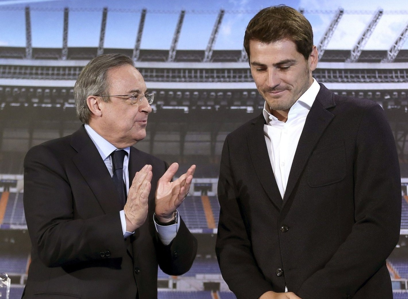 Huyen thoai Casillas tai hop Real, sat canh cung Chu tich Perez hinh anh