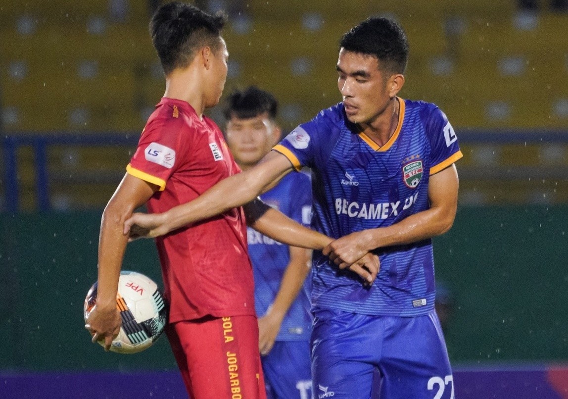 Cau thu Binh Duong nong nay gianh bong khi Thanh Hoa cau gio hinh anh