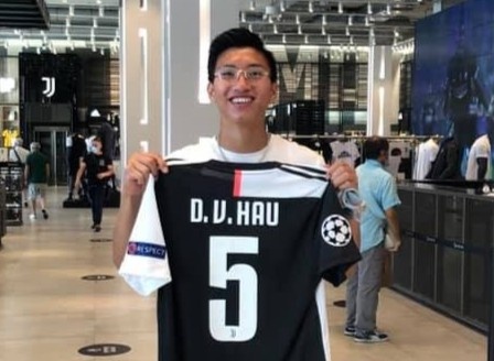 Doan Van Hau tham quan noi Ronaldo choi bong hinh anh