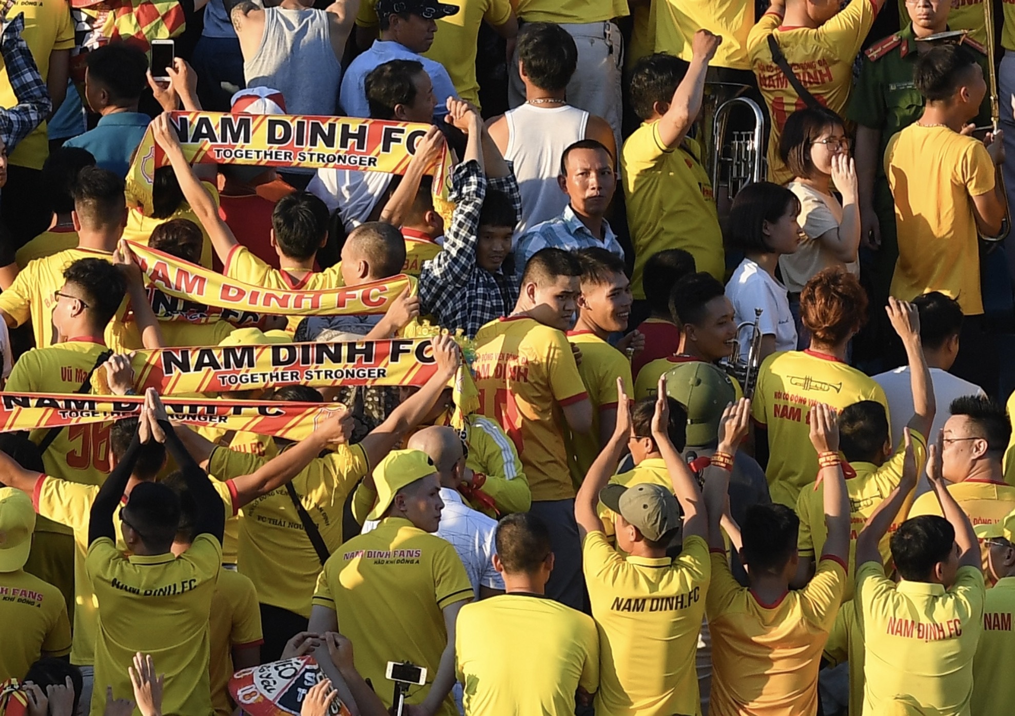 CLB Nam Dinh bi phat 15 trieu dong vi de nguoi ham mo co vu phan cam hinh anh
