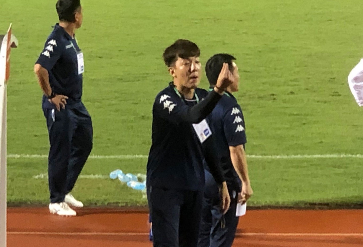 Tro ly HLV Chung bi phat 10 trieu dong vi hanh vi kich dong hinh anh