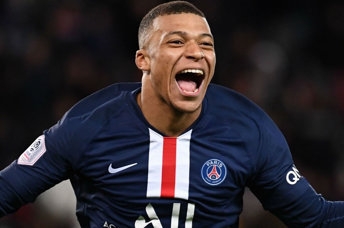 Mbappe chay nhanh hon vua toc do Davies trong PES2020 hinh anh
