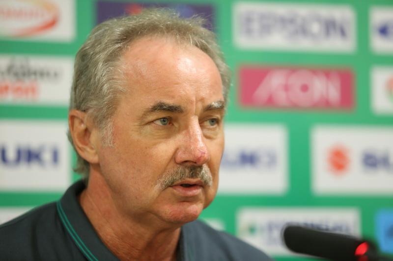 Hoc tro nguoi Indonesia tiec thuong HLV Riedl hinh anh