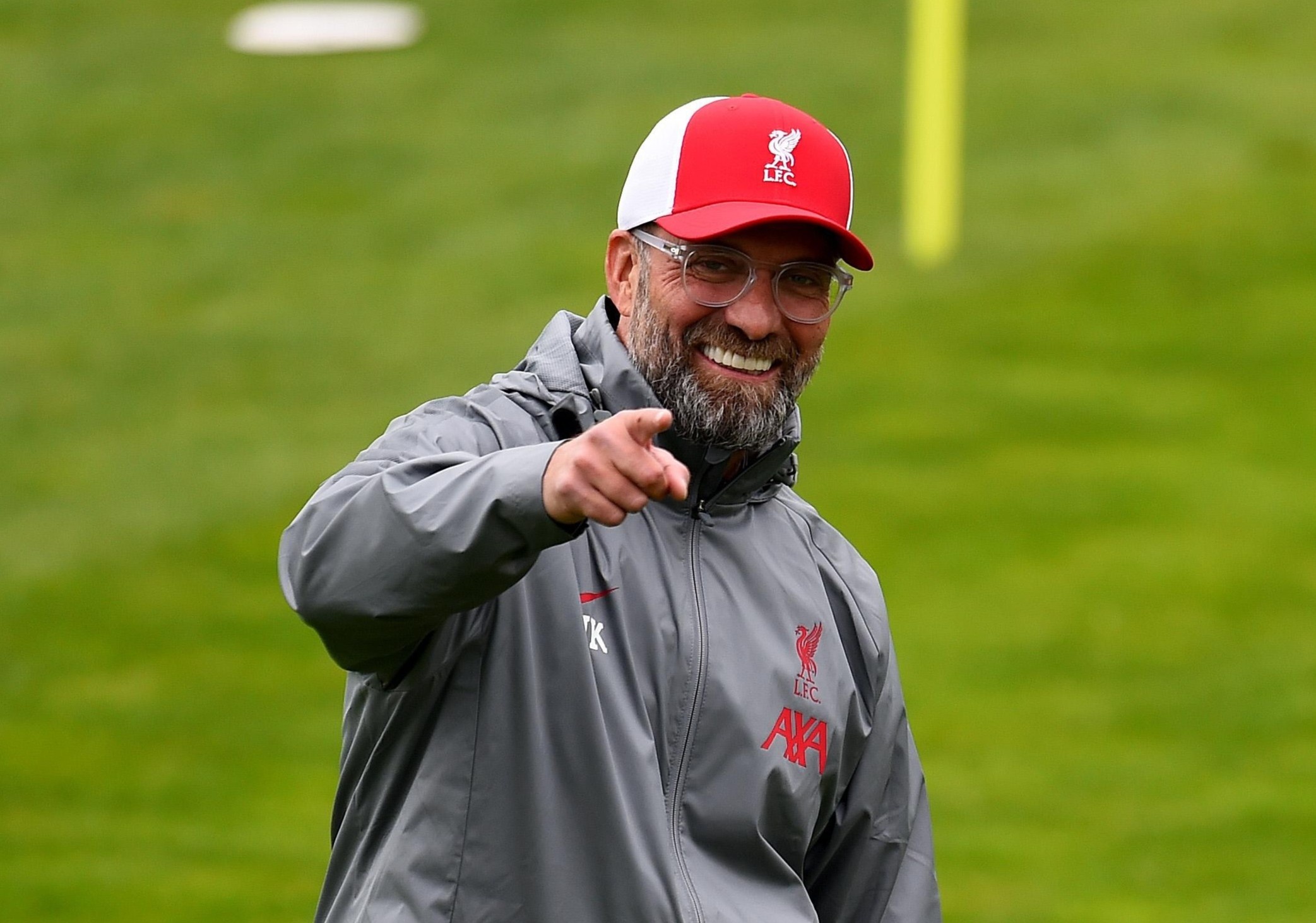 HLV Klopp huong dan cach di chuyen cho hoc tro hinh anh