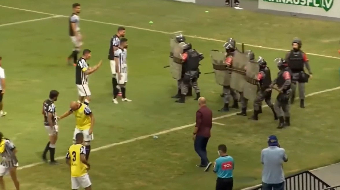 Danh canh sat, cau thu Brazil bi xit hoi cay hinh anh