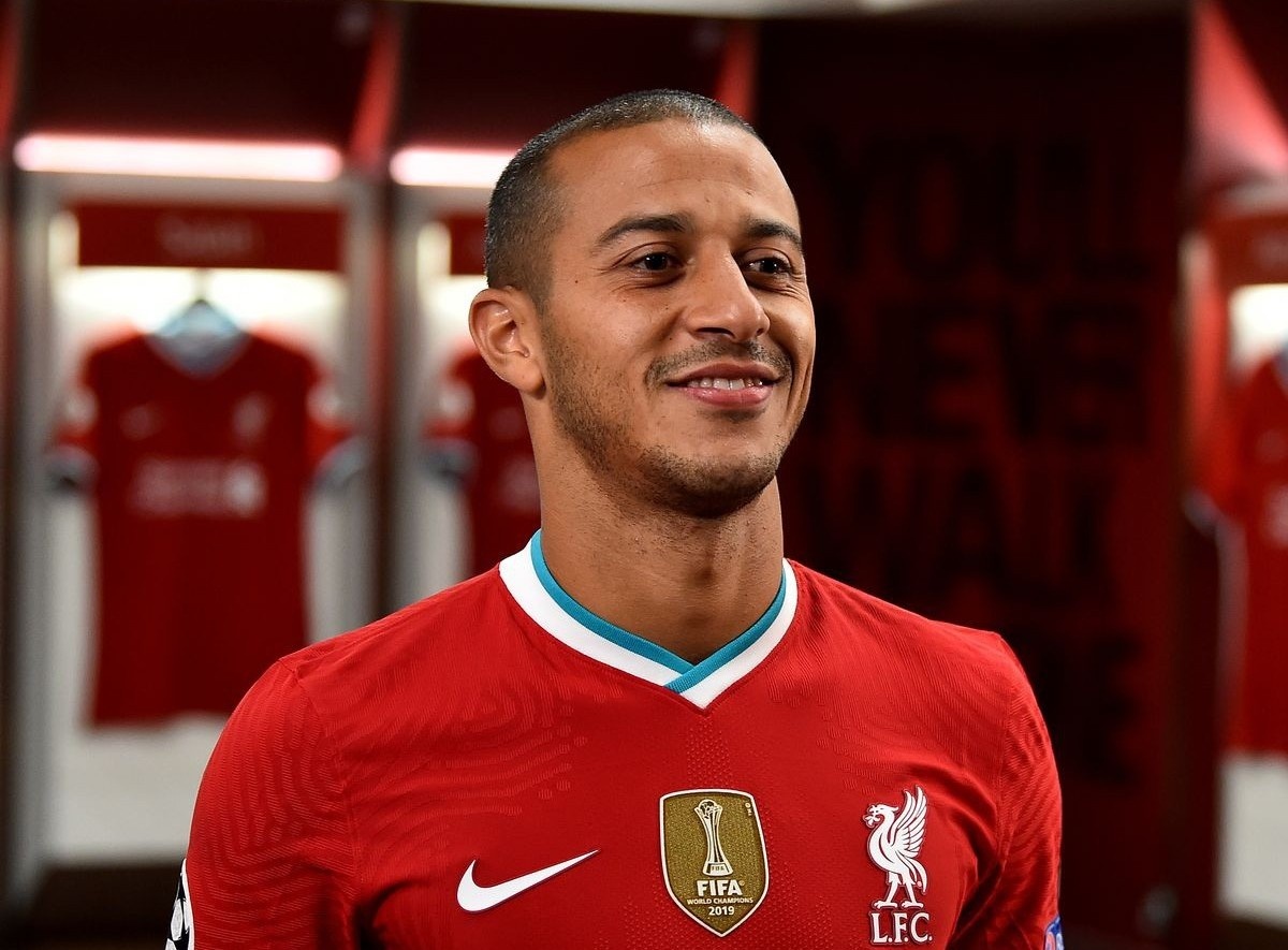 Thiago chap them canh cho con ho Liverpool hinh anh