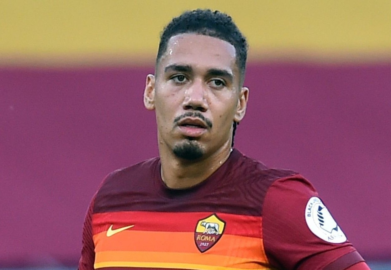 MU lam kho AS Roma trong vu Chris Smalling hinh anh