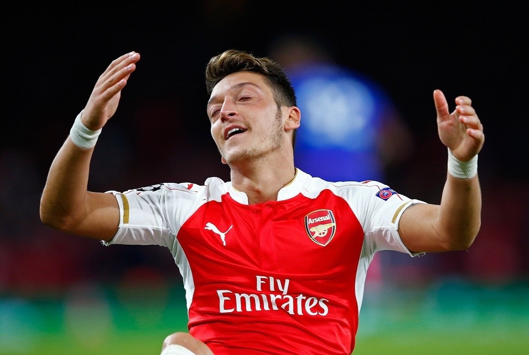 HLV Arteta: 'Ozil kho tro lai doi hinh cua Arsenal' hinh anh