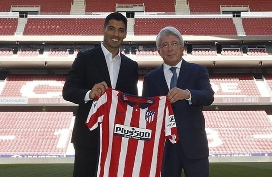 Suarez ra mat Atletico Madrid tren san khong co khan gia hinh anh