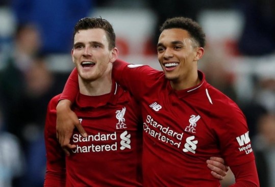 Doi canh Alexander-Arnold - Robertson giup Liverpool bien hoa hinh anh