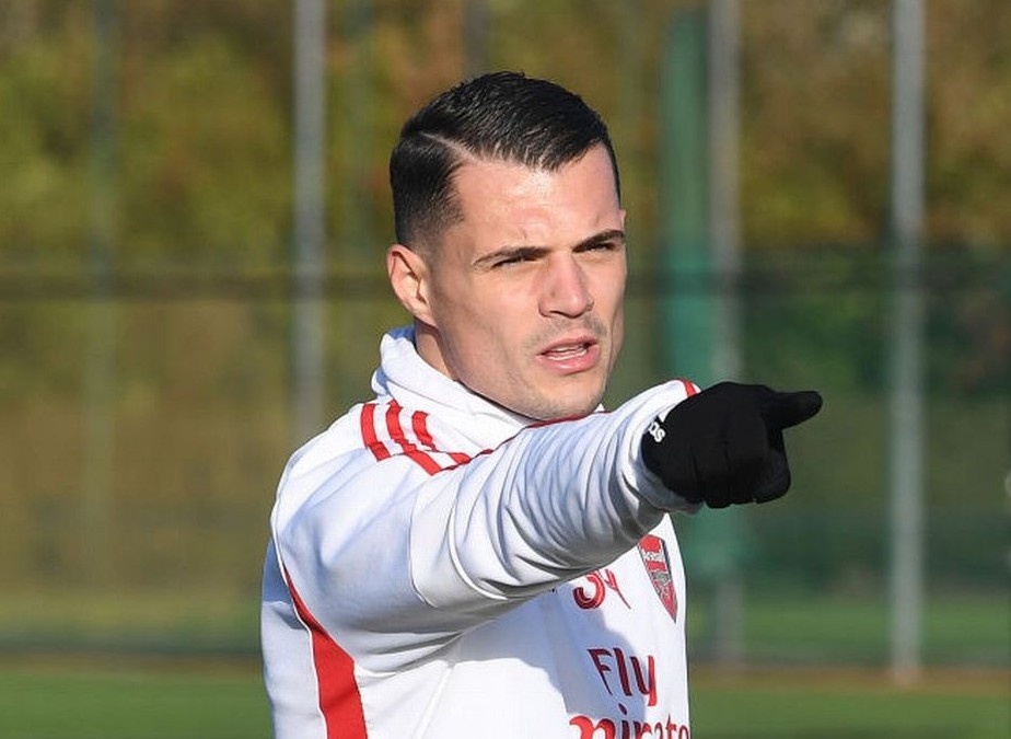 Thu quan Arsenal la mang dong doi ngay trong luc an mung hinh anh