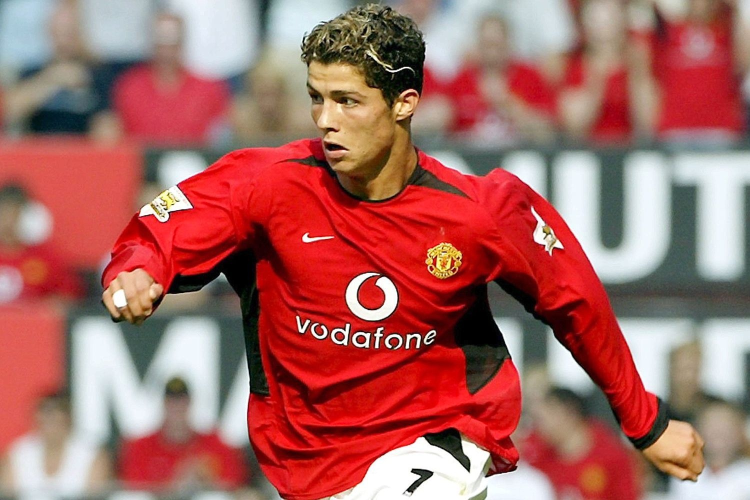 Ronaldo va Messi lam duoc gi truoc tuoi 18? hinh anh