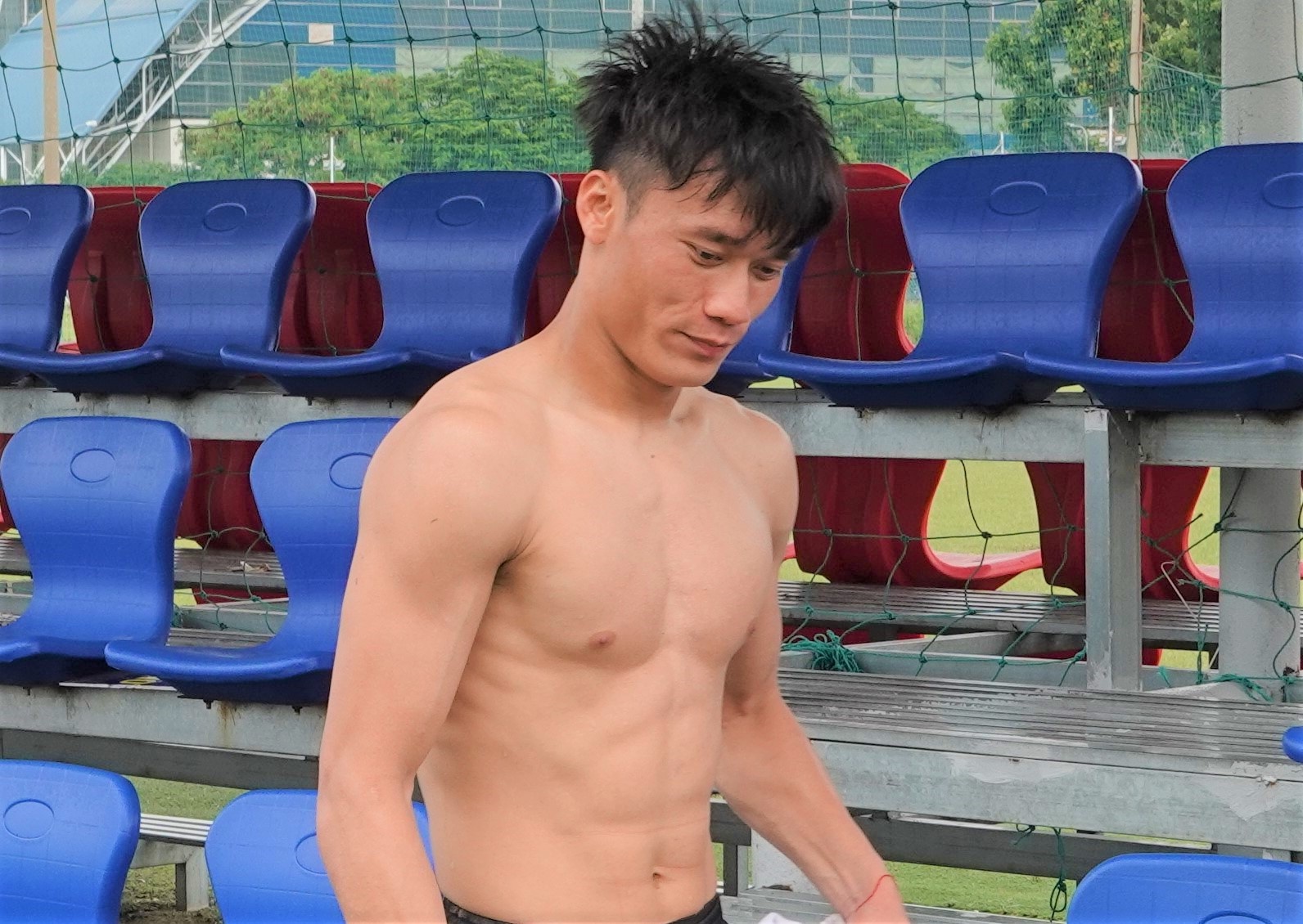 Bui Tien Dung tap them de giu co bung 6 mui hinh anh