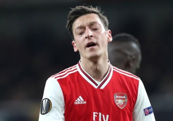 Mesut Ozil dang tu lam kho minh o Arsenal hinh anh
