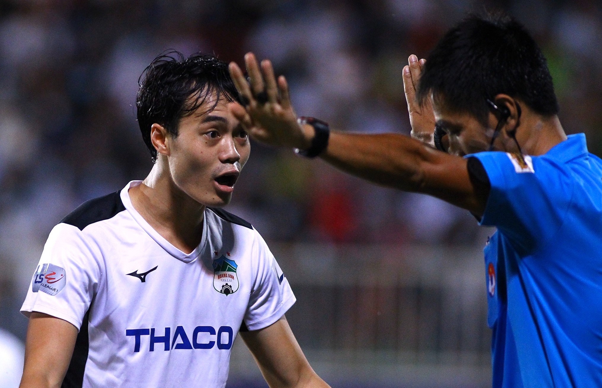 Van Toan doi penalty cho HAGL sau pha nga cua dong doi hinh anh