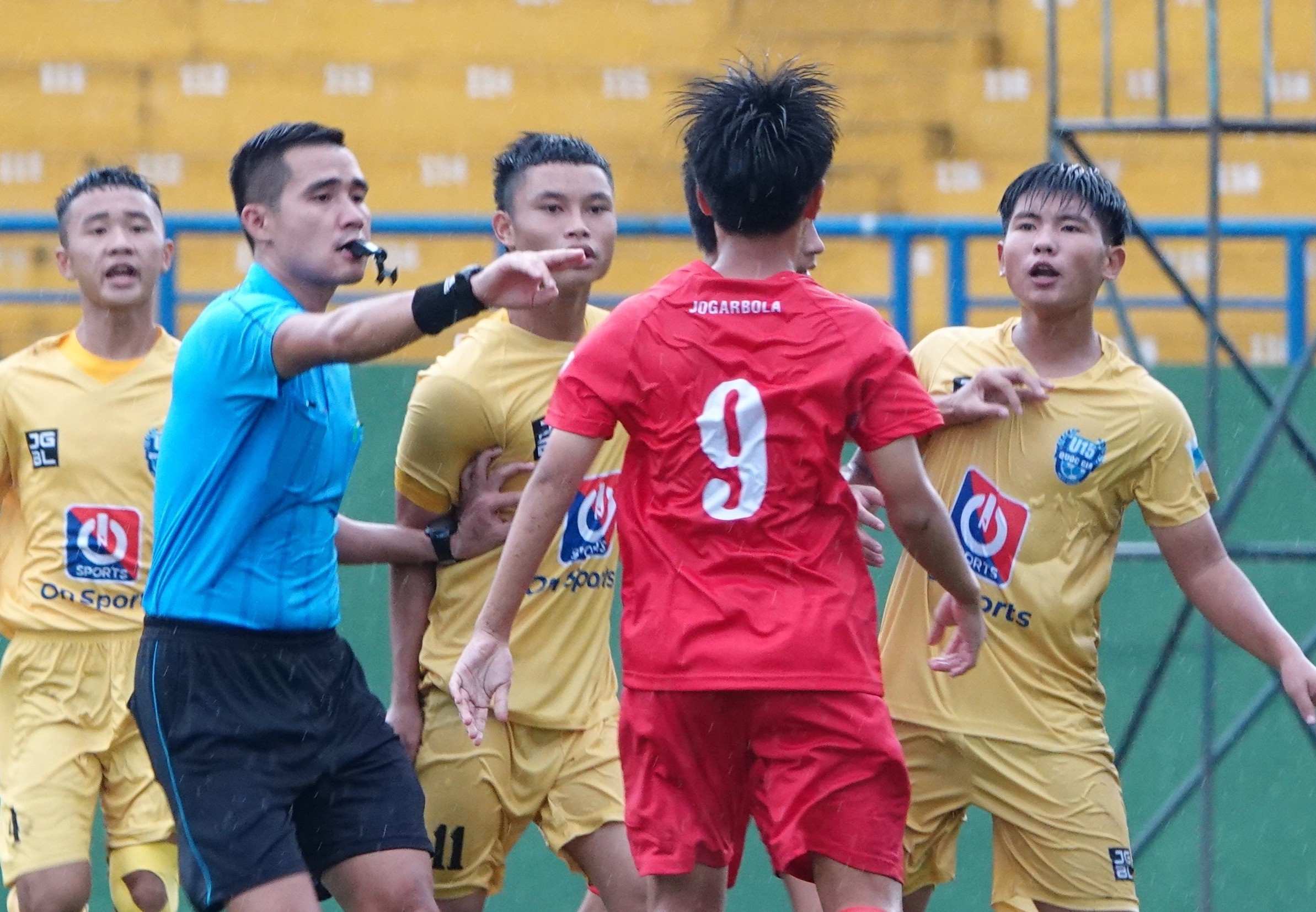 Nguoi hung cua U15 SLNA doi an thua voi doi thu sau pha va cham hinh anh
