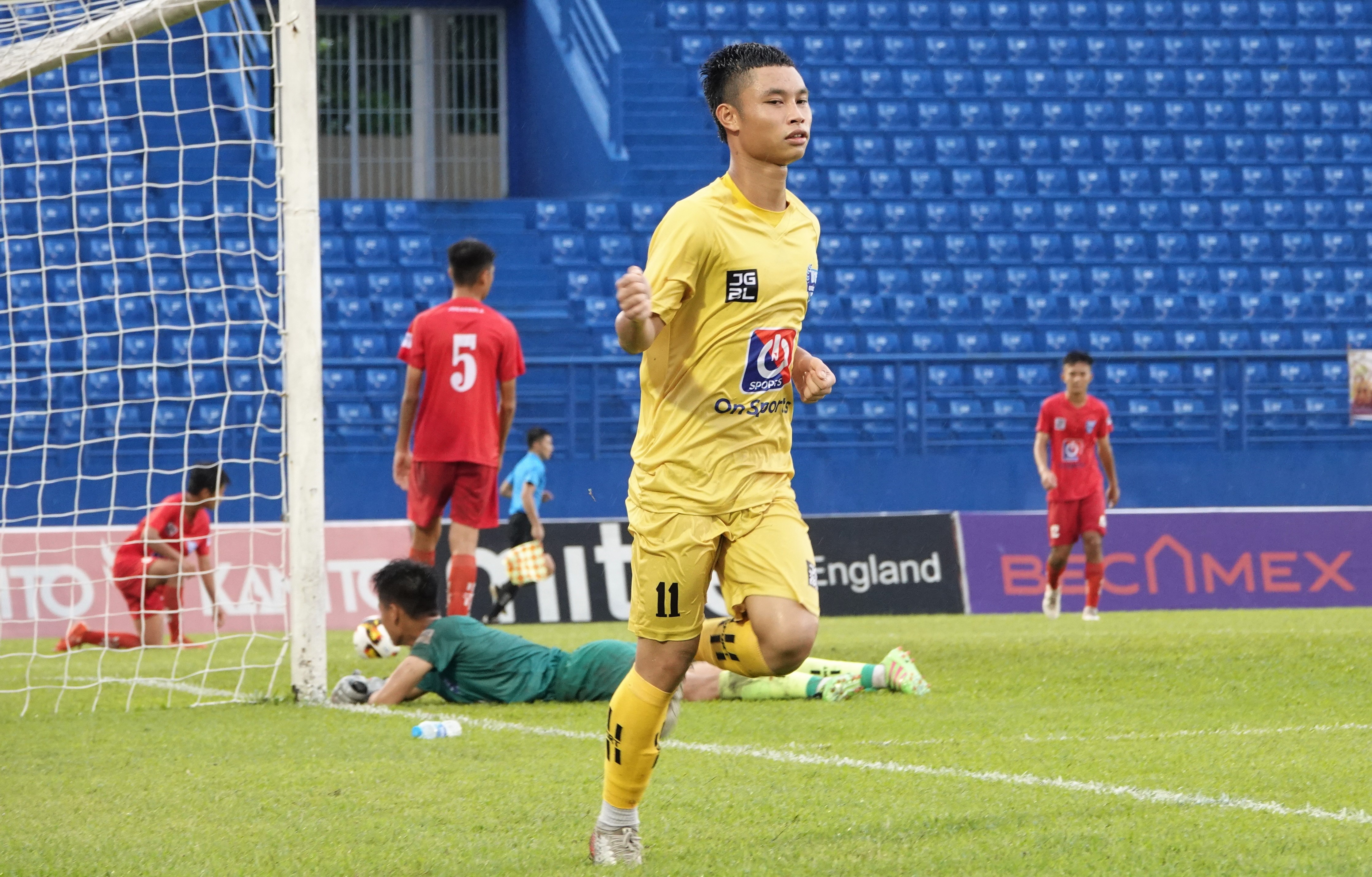 nguoi hung cua u15 slna noi nong anh 5