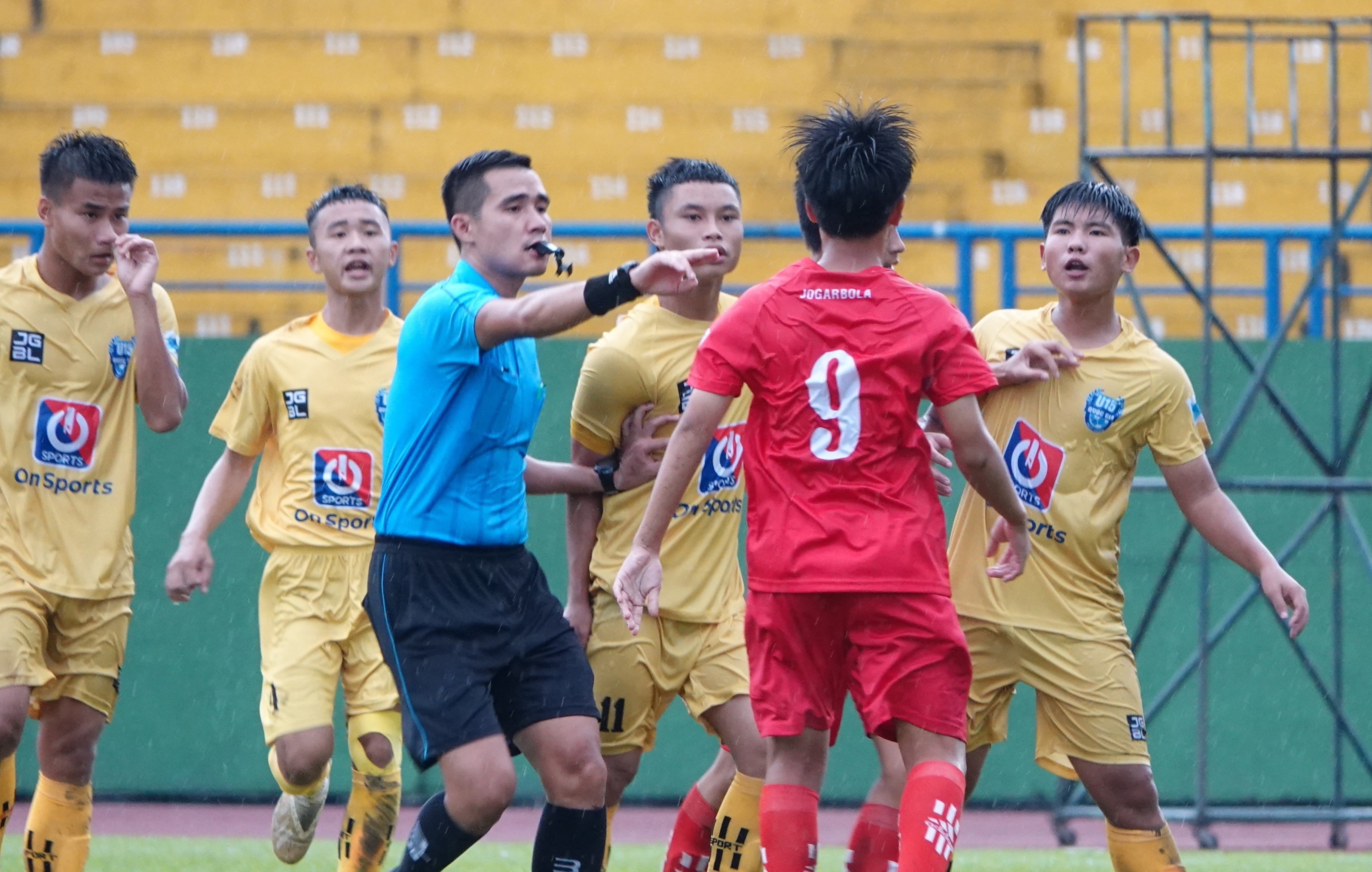nguoi hung cua u15 slna noi nong anh 2