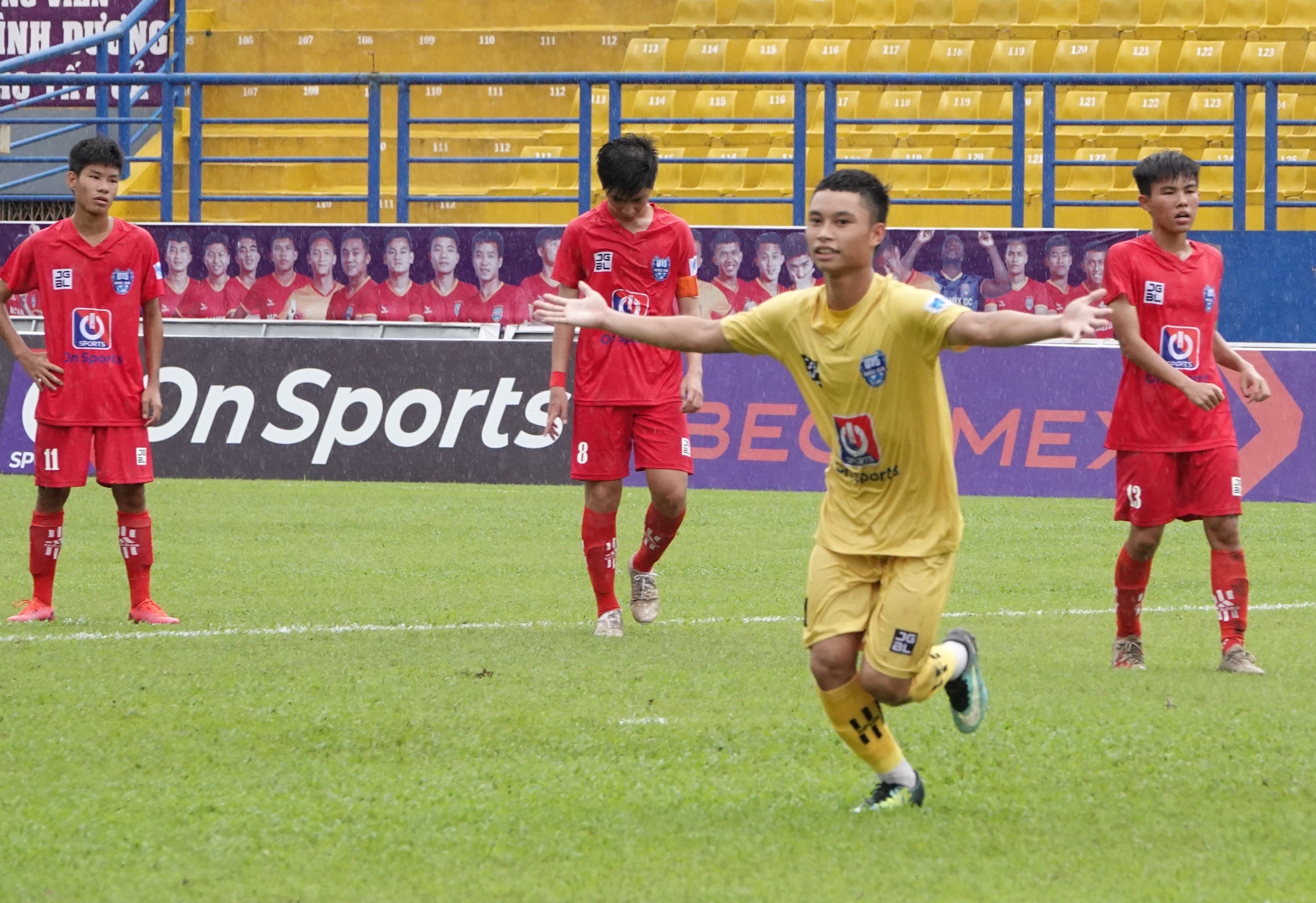 nguoi hung cua u15 slna noi nong anh 4