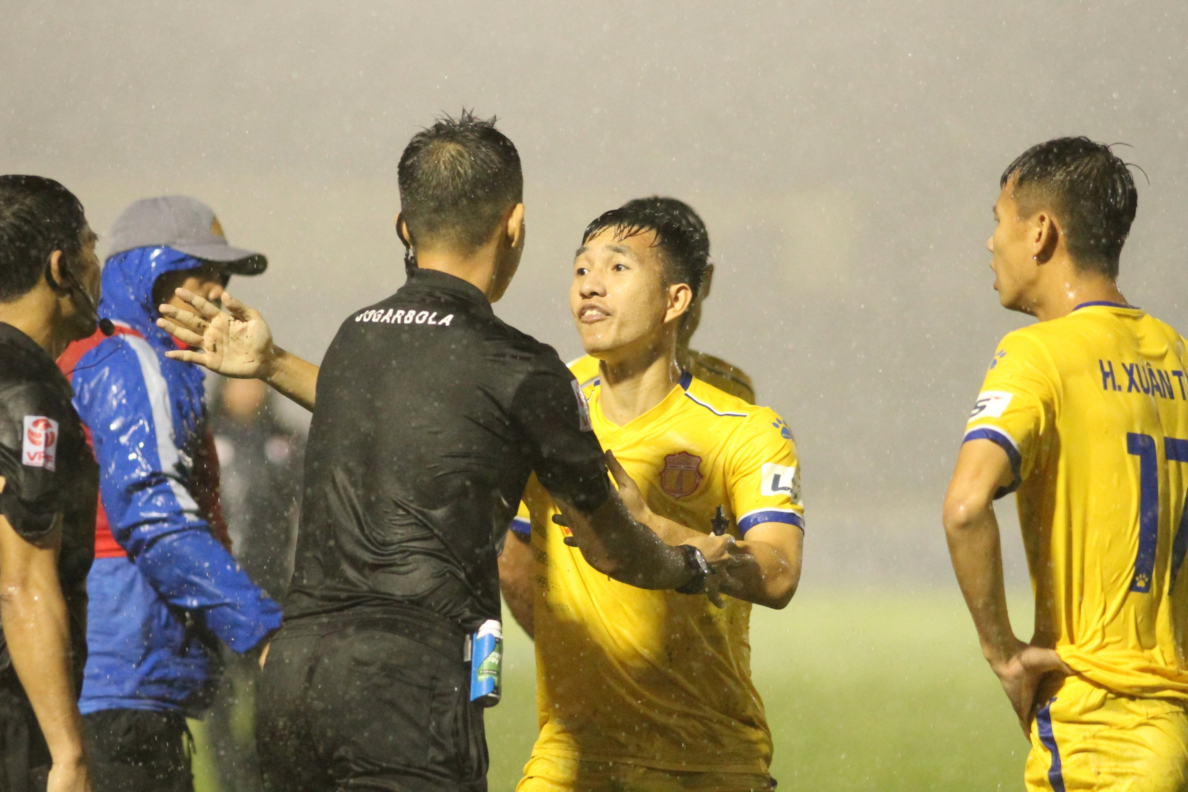 hlv nam dinh phan nan trong tai fifa anh 1