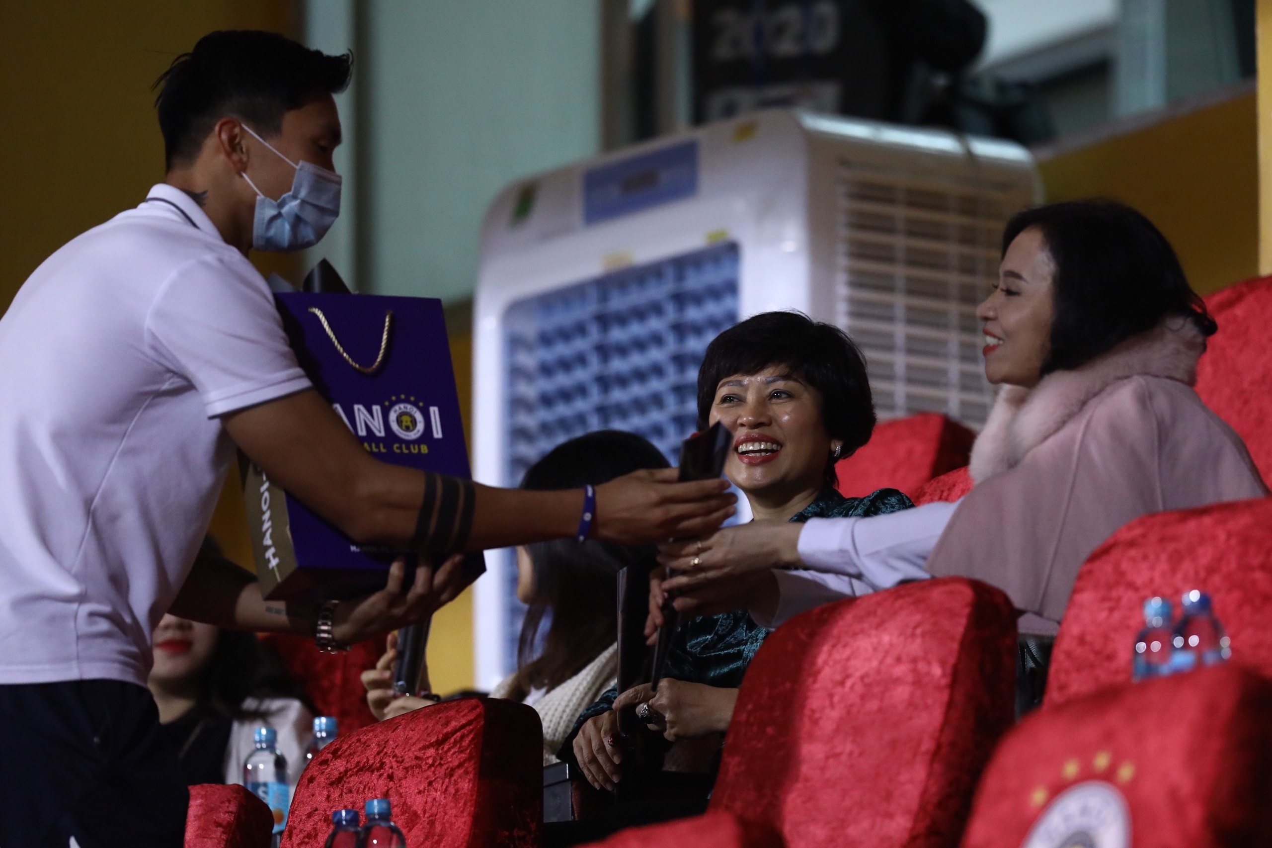 van hau tang hoa cho cdv nu anh 4