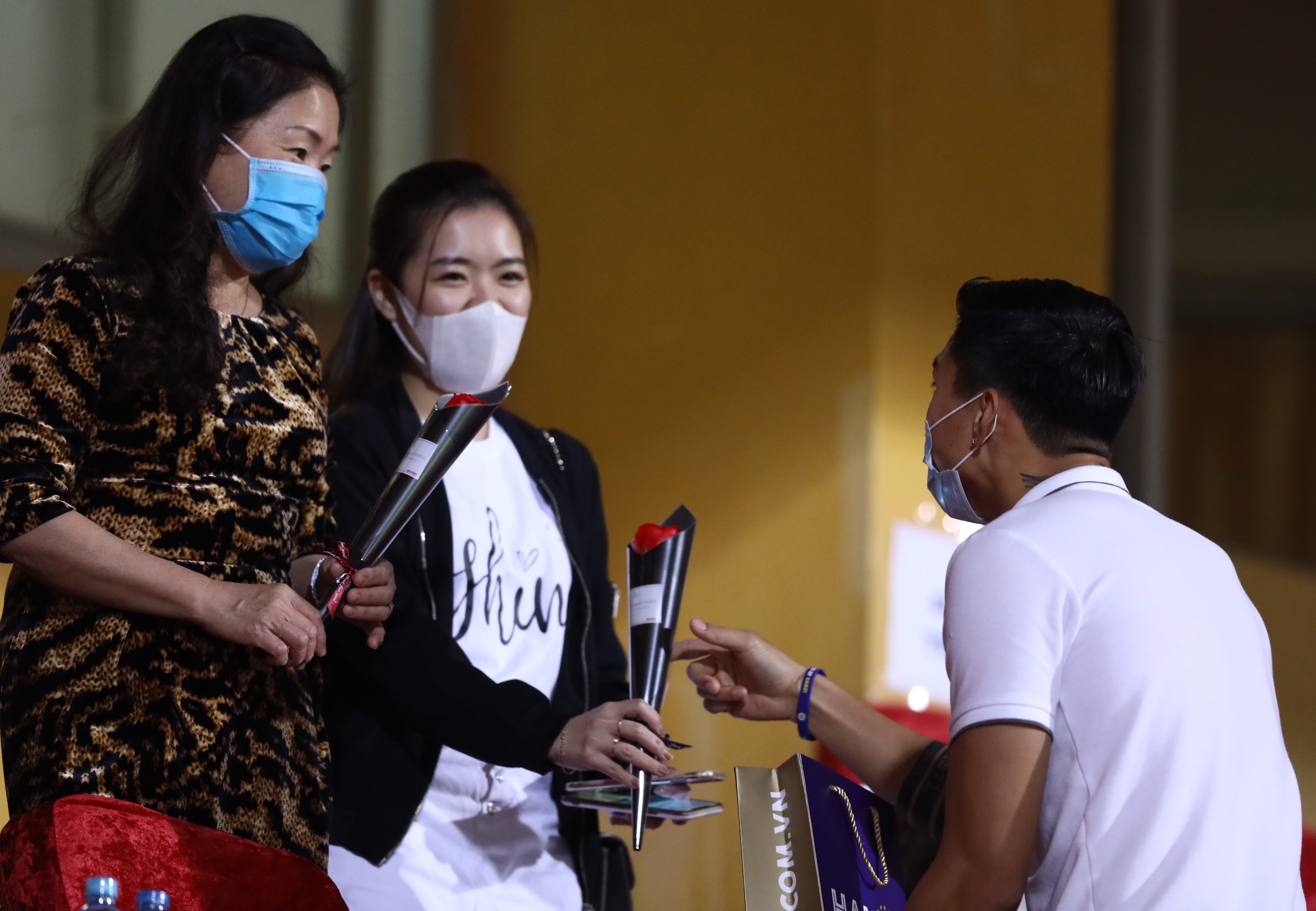 van hau tang hoa cho cdv nu anh 3