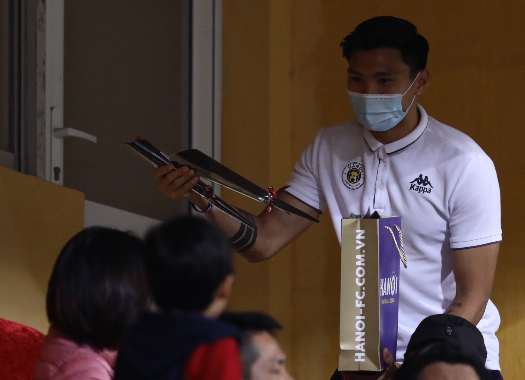 Van Hau va dong doi tang hoa cho CDV nu nhan ngay 20/10 hinh anh