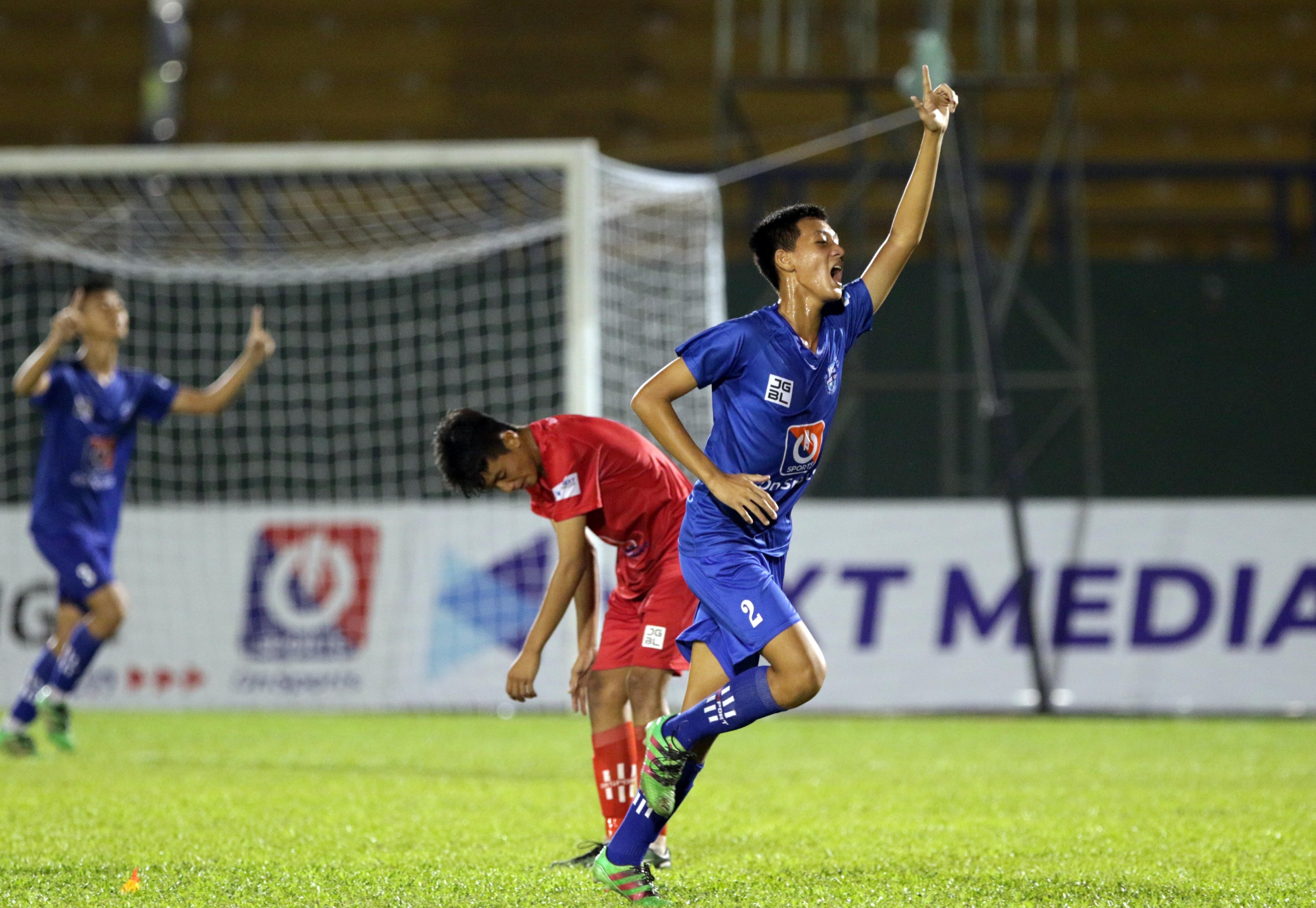 Duong kim vo dich va doi chu nha bi loai o giai U15 Quoc gia hinh anh