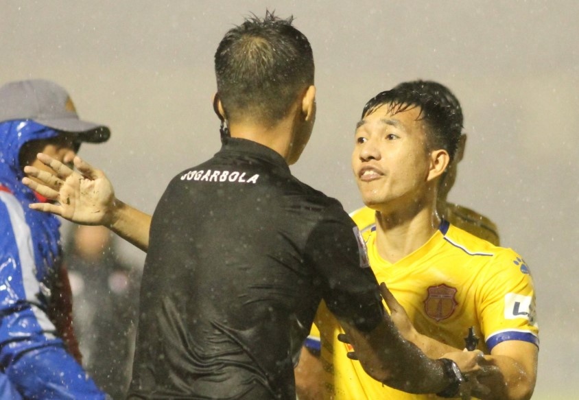 CLB Nam Dinh: 'Bong vao luoi, ho con moc ra duoc ma' hinh anh