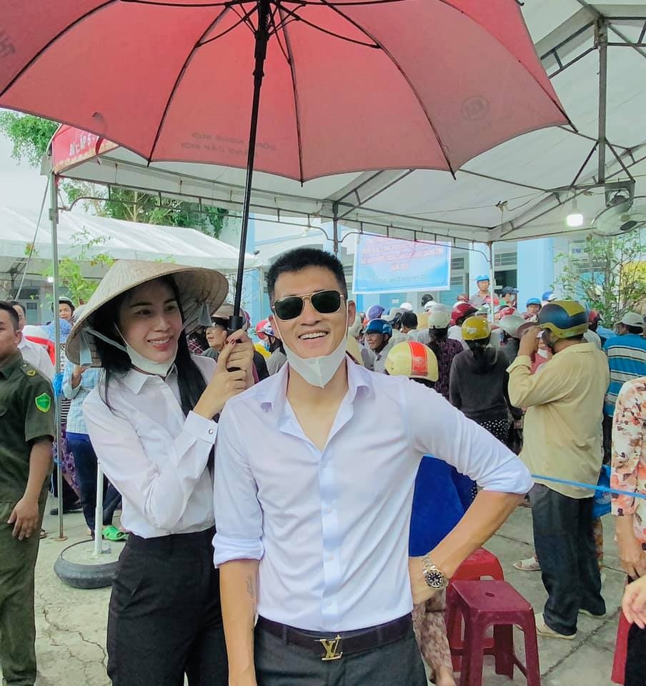 vo chong cong vinh ho tro mien trung anh 1