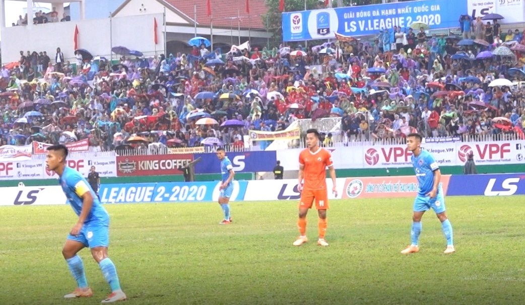 Nguoi ham mo Binh Dinh doi mua de co vu CLB nha hinh anh