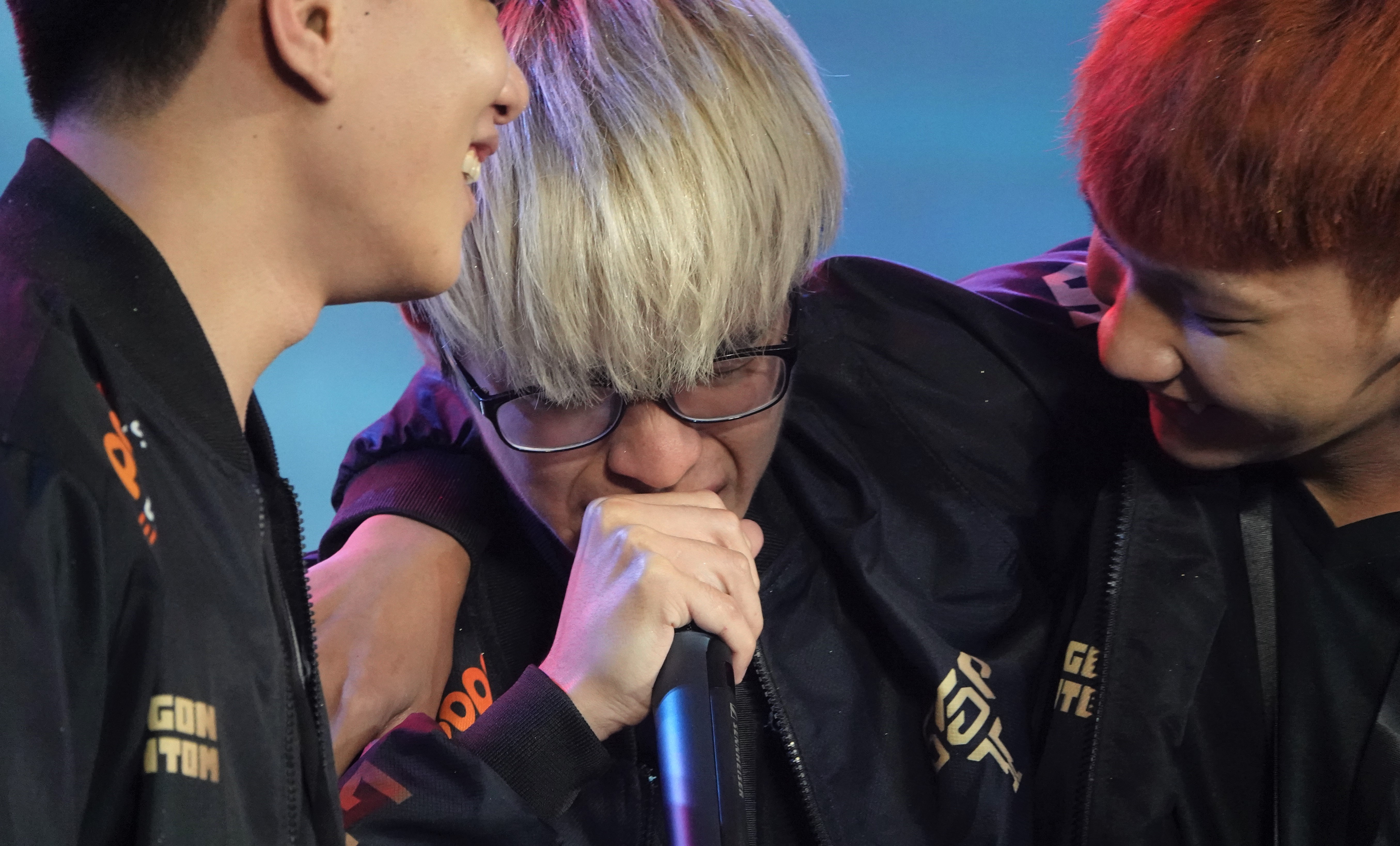 bronze v bat khoc anh 1