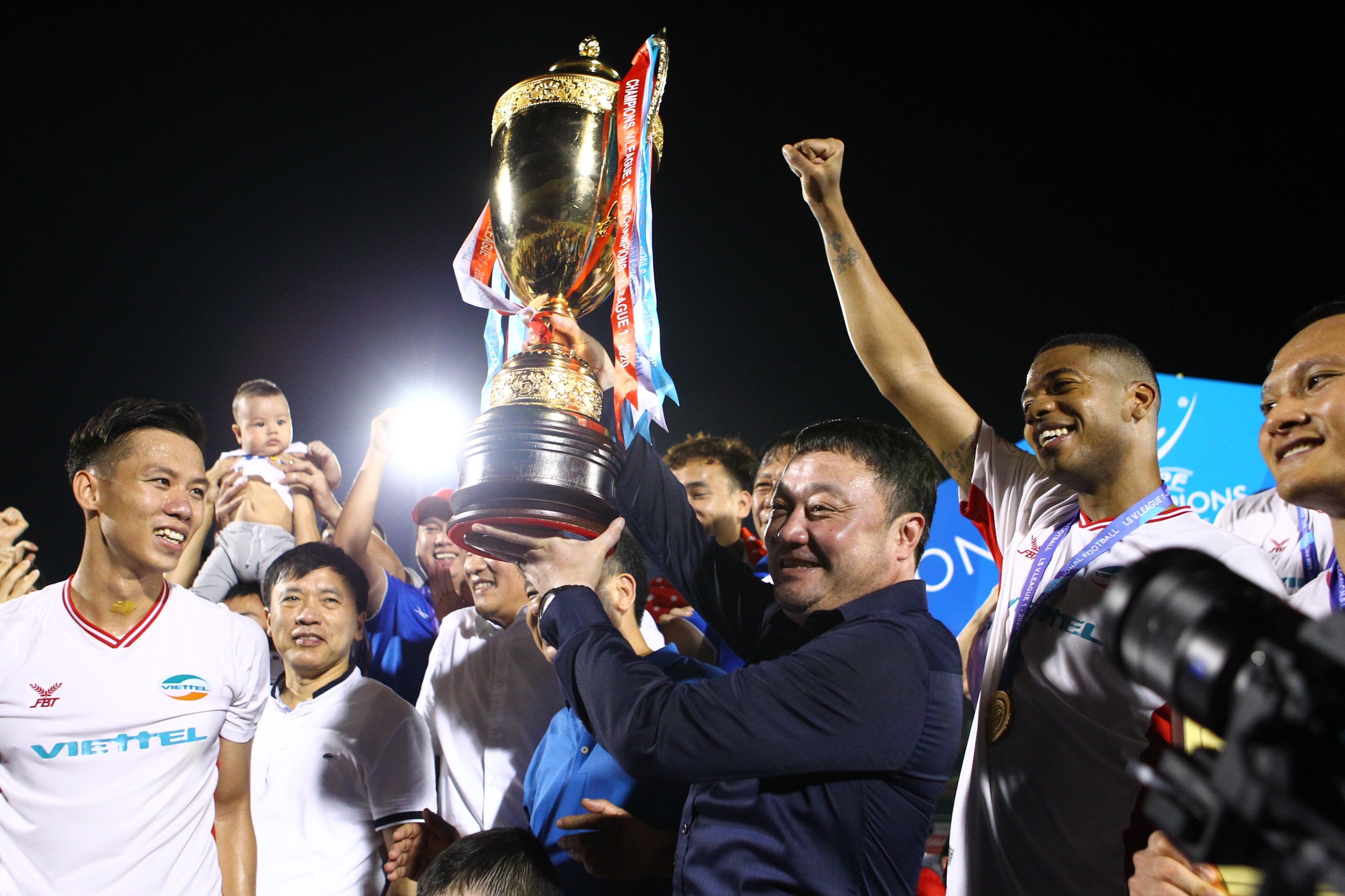 Suc hut cua V.League 2020 tu nhung dieu ky la hinh anh