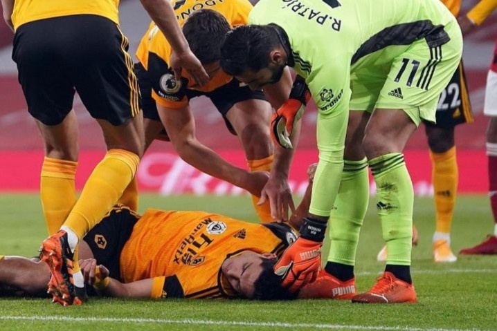 Raul Jimenez bi nut hop so sau va cham voi David Luiz hinh anh