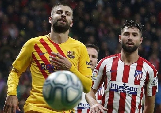 Barca muon mua cau thu Atletico de thay Pique hinh anh