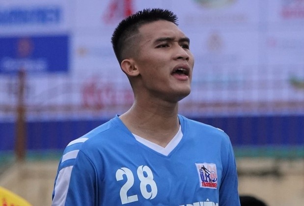 Tuyen thu U22 Viet Nam buc tuc vi bong dua vao san cham hinh anh